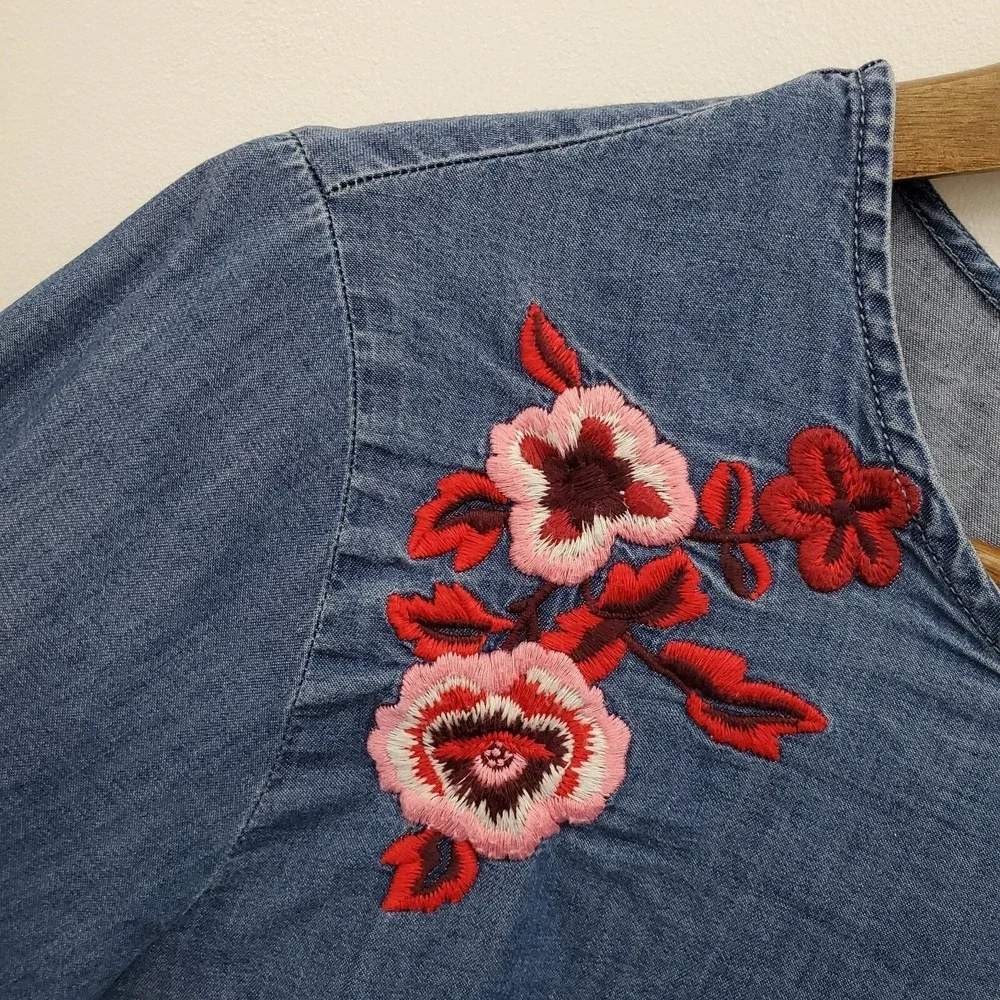 Express Denim Chambray Blouse Floral Embroidered Bell Sleeve Boho Casual M - Picture 7 of 16